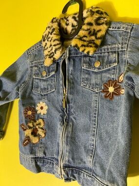 Y2k Blue denim jacket with faux fur collar, floral and leopard patches 2T